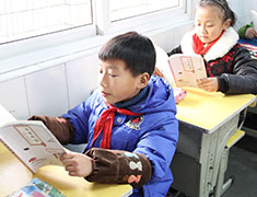 孩子们在读《日有所诵》