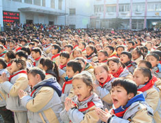 孩子们在诵读